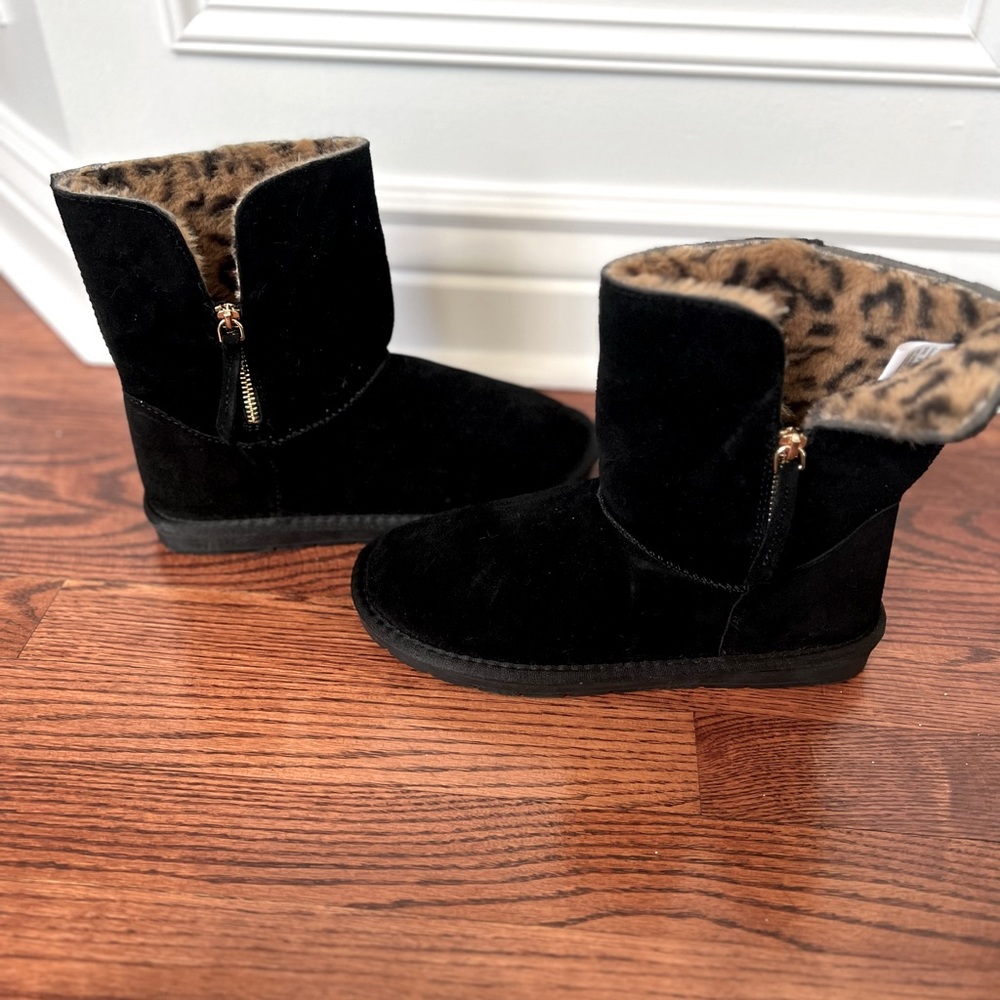 Black snow boots with leopard print fur lining